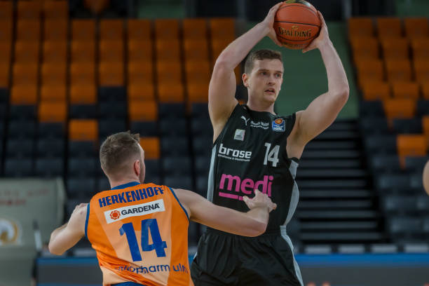 席插画师更 席插画师更